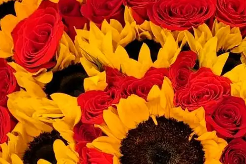 Ramos de rosas con girasoles